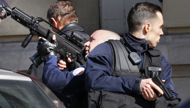Сотрудники полиции у здания МВФ в Париже, где произошел взрыв. 16 марта 2017 Сотрудники полиции у здания МВФ в Париже, где произошел взрыв. 16 марта 2017