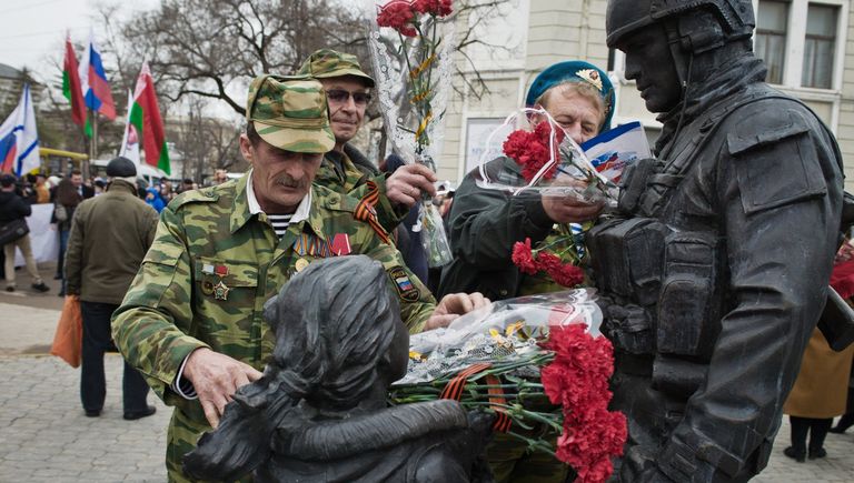 Возложение цветов к памятнику Вежливым людям во время праздничных мероприятий, посвященных Дню Общекрымского референдума 2014 года, в Симферополе Возложение цветов к памятнику Вежливым людям во время праздничных мероприятий, посвященных Дню Общекрымского референдума 2014 года, в Симферополе