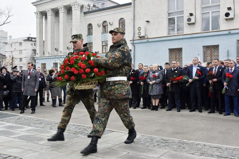 Возложение цветов к памятнику Народному ополчению всех времен в Симферополе во время праздничных мероприятий, посвященных Дню Общекрымского референдума 2014 года Возложение цветов к памятнику Народному ополчению всех времен в Симферополе во время праздничных мероприятий, посвященных Дню Общекрымского референдума 2014 года