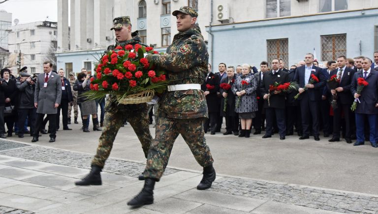 Возложение цветов к памятнику Народному ополчению всех времен в Симферополе во время праздничных мероприятий, посвященных Дню Общекрымского референдума 2014 года Возложение цветов к памятнику Народному ополчению всех времен в Симферополе во время праздничных мероприятий, посвященных Дню Общекрымского референдума 2014 года