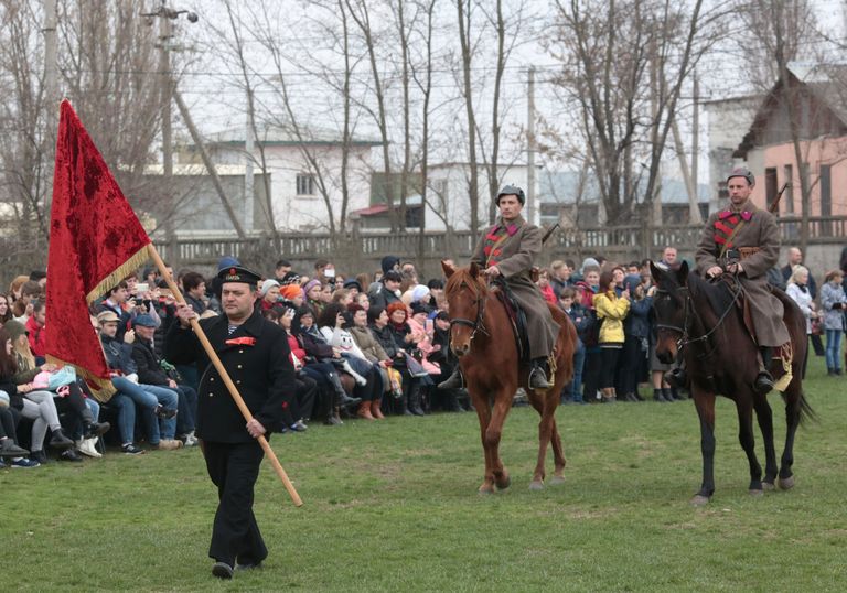 Участники театрализованной постановки Парад эпох на фестивале Крымская весна в селе Мирное Симферопольского района Республики Крым Участники театрализованной постановки Парад эпох на фестивале Крымская весна в селе Мирное Симферопольского района Республики Крым