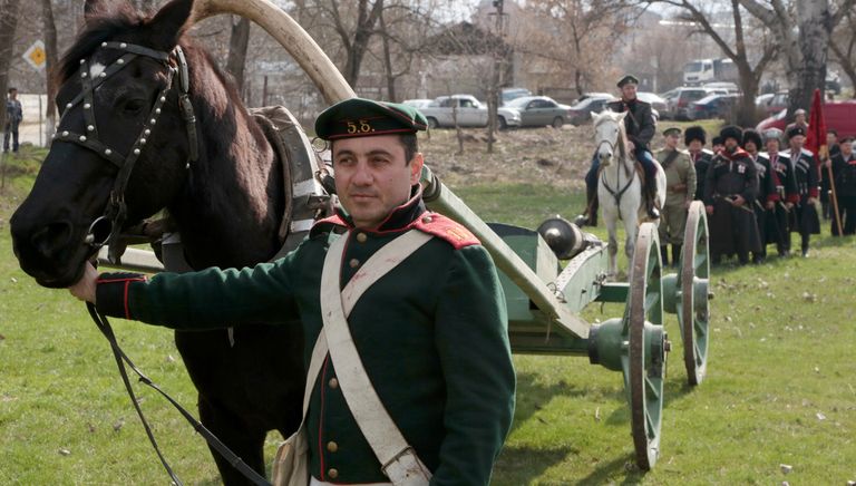 Участники театрализованной постановки Парад эпох на фестивале Крымская весна в селе Мирное Участники театрализованной постановки Парад эпох на фестивале Крымская весна в селе Мирное