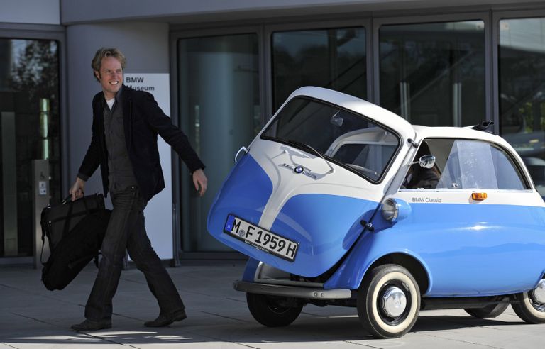 Посетитель музея BMW у автомобиля BMW Isetta Посетитель музея BMW у автомобиля BMW Isetta