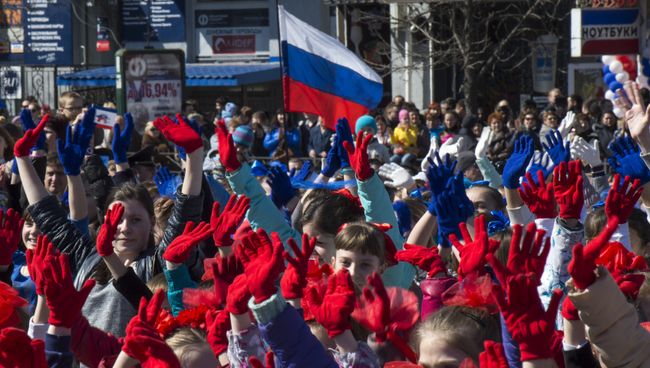 Участники празднования годовщины Крымской весны во время шествия по центральным улицам Симферополя. 2015 год Участники празднования годовщины Крымской весны во время шествия по центральным улицам Симферополя. 2015 год