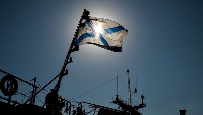 Андреевский флаг на одном из кораблей Черноморского флота РФ на военно-морской базе в Севастополе. Архивное фото Андреевский флаг на одном из кораблей Черноморского флота РФ на военно-морской базе в Севастополе. Архивное фото