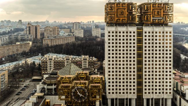 Конструкция с часами на крыше здания президиума Российской Академии наук в Москве. Архивное фото Конструкция с часами на крыше здания президиума Российской Академии наук в Москве. Архивное фото