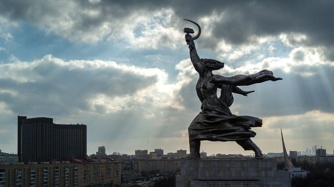 Скульптура Веры Мухиной Рабочий и колхозница у Всероссийского выставочного центра. Архивное фото. Скульптура Веры Мухиной Рабочий и колхозница у Всероссийского выставочного центра. Архивное фото.