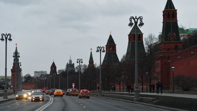 Кремлевская набережная в Москве. Архивное фото Кремлевская набережная в Москве. Архивное фото