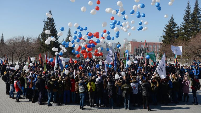 Участники запускают шары на праздничном мероприятии Крымская весна! Мы вместе! в честь третьей годовщины присоединения Крыма с Россией в Новосибирске Участники запускают шары на праздничном мероприятии Крымская весна! Мы вместе! в честь третьей годовщины присоединения Крыма с Россией в Новосибирске