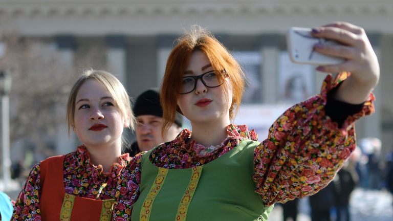 Участницы праздничного мероприятия Крымская весна! Мы вместе! в честь третьей годовщины присоединения Крыма с Россией в Новосибирске Участницы праздничного мероприятия Крымская весна! Мы вместе! в честь третьей годовщины присоединения Крыма с Россией в Новосибирске
