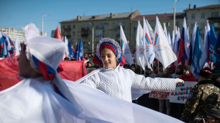 Участники представления во время митинга в честь третьей годовщины воссоединения Крыма с Россией в Омске Участники представления во время митинга в честь третьей годовщины воссоединения Крыма с Россией в Омске