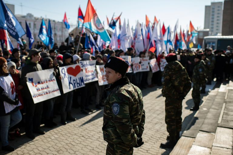 Участники митинга в честь третьей годовщины воссоединения Крыма с Россией в Омске Участники митинга в честь третьей годовщины воссоединения Крыма с Россией в Омске
