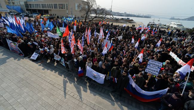 Участники митинга в честь третьей годовщины воссоединения Крыма с Россией на Корабельной набережной во Владивостоке Участники митинга в честь третьей годовщины воссоединения Крыма с Россией на Корабельной набережной во Владивостоке