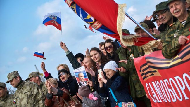 Участники митинга в честь третьей годовщины воссоединения Крыма с Россией на мысе Хрустальный в Севастополе Участники митинга в честь третьей годовщины воссоединения Крыма с Россией на мысе Хрустальный в Севастополе