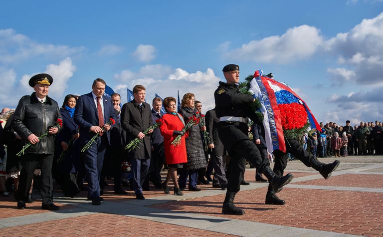 Возложение венка и цветов во время митинга в честь третьей годовщины воссоединения Крыма с Россией на мысе Хрустальный в Севастополе Возложение венка и цветов во время митинга в честь третьей годовщины воссоединения Крыма с Россией на мысе Хрустальный в Севастополе