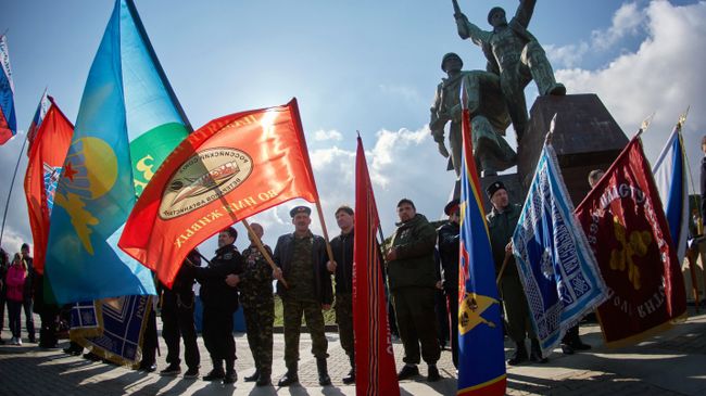 Участники митинга в честь третьей годовщины воссоединения Крыма с Россией на мысе Хрустальный в Севастополе