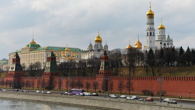 Московский Кремль и Кремлевская набережная. Архивное фото Московский Кремль и Кремлевская набережная. Архивное фото