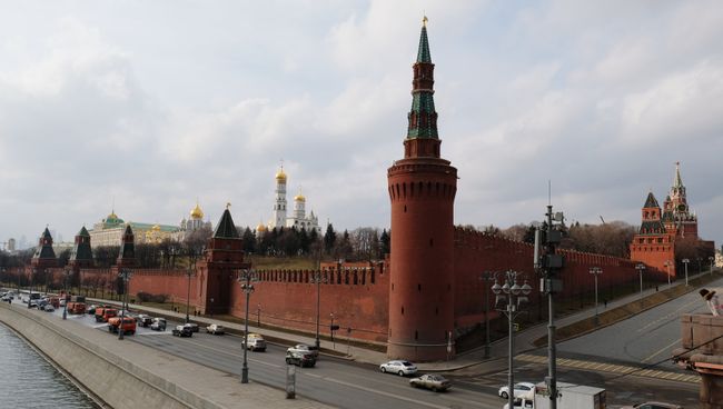 Угол Кремлевской набережной и площади Васильевский спуск. Архивное фото Угол Кремлевской набережной и площади Васильевский спуск. Архивное фото