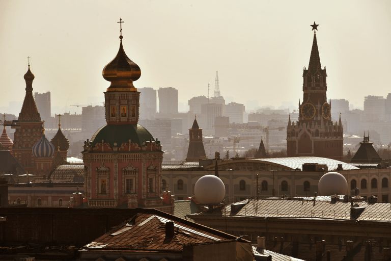 Спасская башня Московского Кремля, храм Богоявления Господня и Покровский собор Спасская башня Московского Кремля, храм Богоявления Господня и Покровский собор