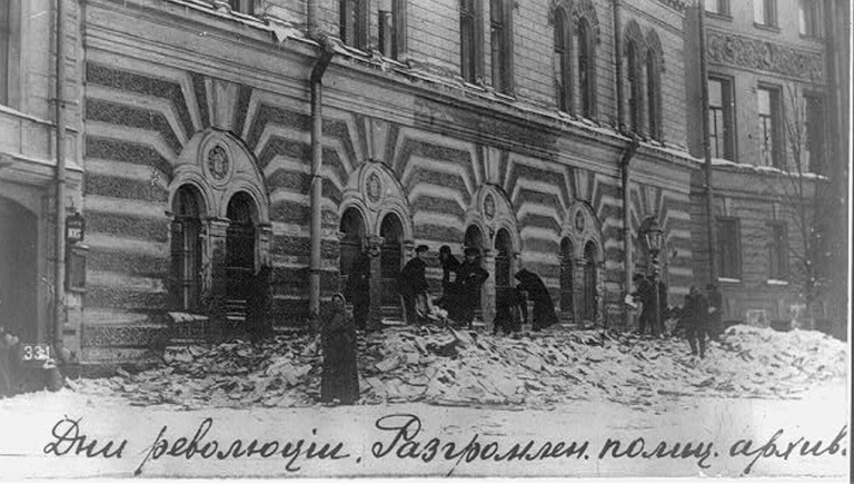 Дни революции. Разгромленный полицейский архив Дни революции. Разгромленный полицейский архив