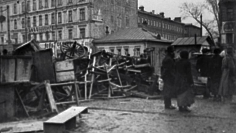 Москвичи обходят баррикады, перегородившие улицу на Красной Пресне Москвичи обходят баррикады, перегородившие улицу на Красной Пресне