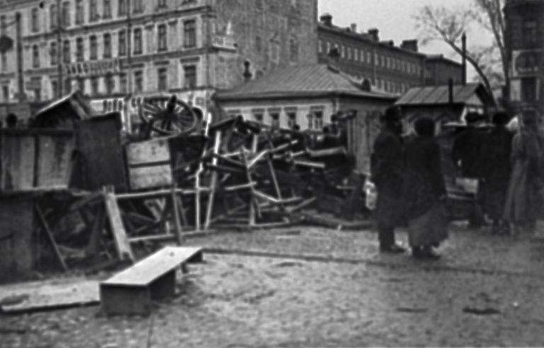 Москвичи обходят баррикады, перегородившие улицу на Красной Пресне Москвичи обходят баррикады, перегородившие улицу на Красной Пресне