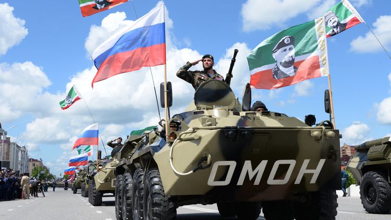 Военнослужащие во время военного парада, посвященного 71-й годовщине Победы в Великой Отечественной войне, в Грозном Военнослужащие во время военного парада, посвященного 71-й годовщине Победы в Великой Отечественной войне, в Грозном