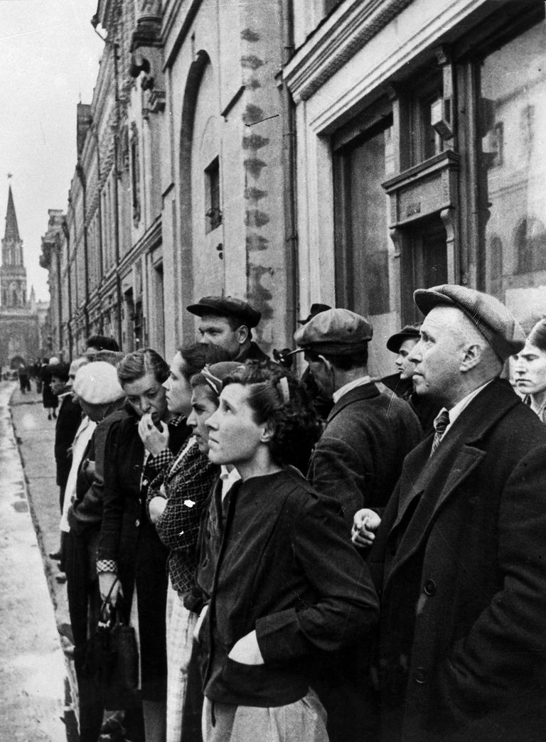 Жители столицы 22 июня 1941 года во время объявления по радио правительственного сообщения о вероломном нападении фашистской Германии на Советский Сою Жители столицы 22 июня 1941 года во время объявления по радио правительственного сообщения о вероломном нападении фашистской Германии на Советский Сою