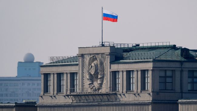 Флаг на здании Государственной Думы РФ. Архивное фото Флаг на здании Государственной Думы РФ. Архивное фото