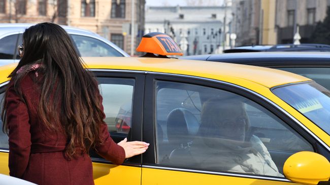 Девушка у автомобиля такси Девушка у автомобиля такси