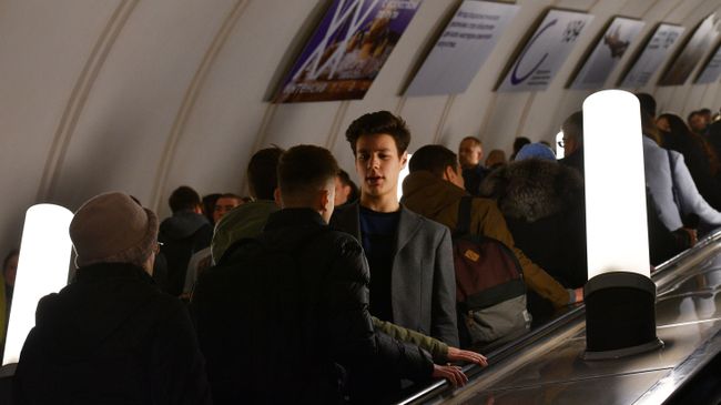 Пассажиры на эскалаторе в московском метро