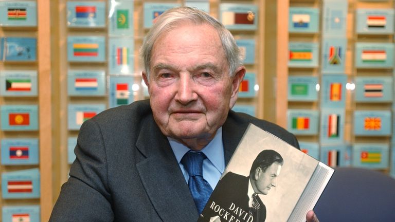 Американский миллиардер Дэвид Рокфеллер на презентации своей книги Мемуары Американский миллиардер Дэвид Рокфеллер на презентации своей книги Мемуары