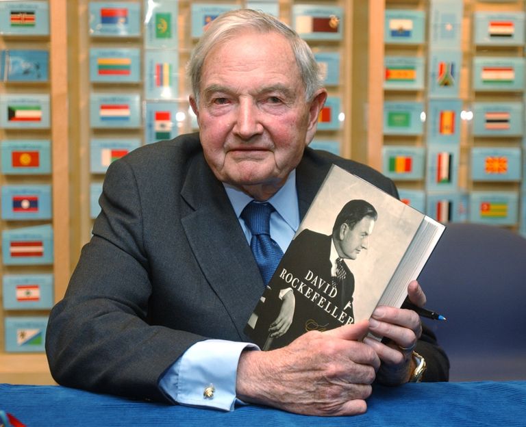 Американский миллиардер Дэвид Рокфеллер на презентации своей книги Мемуары Американский миллиардер Дэвид Рокфеллер на презентации своей книги Мемуары