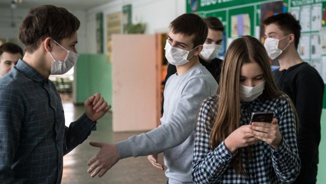 Учащиеся одной из гимназий в защитных повязках. Архивное фото Учащиеся одной из гимназий в защитных повязках. Архивное фото