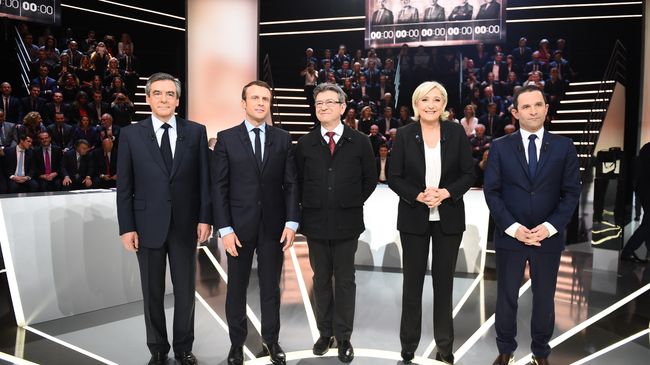 Участники предвыборных дебатов на французском телеканале TF1 (слева направо): Франсуа Фийон, Эммануэль Макрон, Жан-Люк Меланшон, Марин Ле Пен и Бенуа Амон. 20 марта 2017 Участники предвыборных дебатов на французском телеканале TF1 (слева направо): Франсуа Фийон, Эммануэль Макрон, Жан-Люк Меланшон, Марин Ле Пен и Бенуа Амон. 20 марта 2017