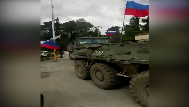 Военные на бронетехнике с флагами РФ прибыли в сирийский Африн. Съемка очевидца Военные на бронетехнике с флагами РФ прибыли в сирийский Африн. Съемка очевидца