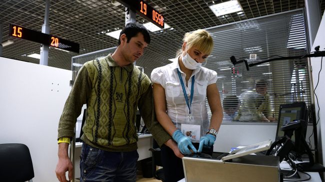 Посетитель в многофункциональном миграционном центре. Архивное фото