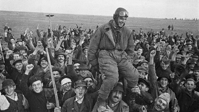 Жители деревни Омолица приветствуют советского летчика Семена Бойко, прилетевшего первым на югославскую землю