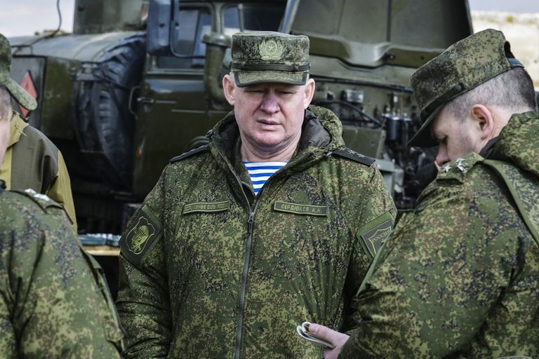 Командующий Воздушно-десантными войсками Андрей Сердюков на учениях в Крыму Командующий Воздушно-десантными войсками Андрей Сердюков на учениях в Крыму