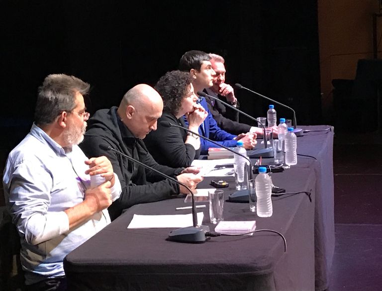 Писатель Захар Прилепин во время круглого стола в Афинах Писатель Захар Прилепин во время круглого стола в Афинах