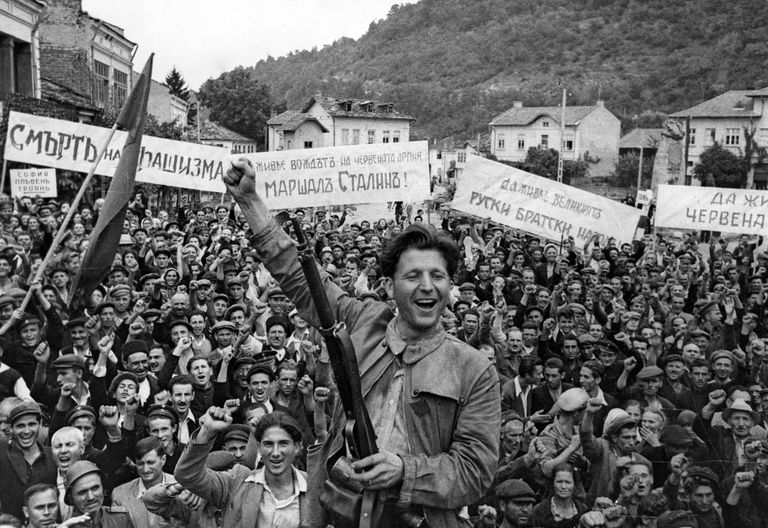 Жители города Ловеч встречают советских воинов-освободителей. Вторая Мировая война 1939-1945 годов Жители города Ловеч встречают советских воинов-освободителей. Вторая Мировая война 1939-1945 годов