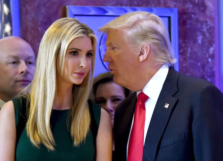 Президент США Дональд Трамп беседует со своей дочерью Иванкой