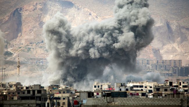 Дым после авиаудара ВВС Сирии на востоке Дамаска. 20 марта 2017 Дым после авиаудара ВВС Сирии на востоке Дамаска. 20 марта 2017