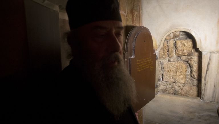 Греческий священник в храме Гроба Господня в Иерусалиме Греческий священник в храме Гроба Господня в Иерусалиме