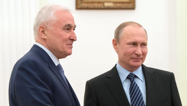 Президент РФ Владимир Путин и президент Южной Осетии Леонид Тибилов во время встречи. 21 марта 2017