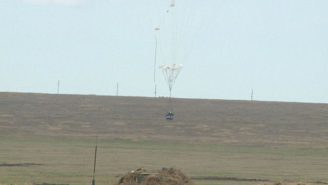 Военные десантировали боевые машины с борта Ил-76 на учениях в Крыму Военные десантировали боевые машины с борта Ил-76 на учениях в Крыму