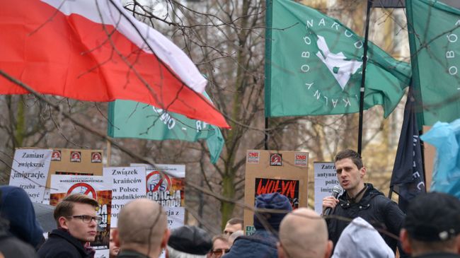 Участники митинга против возросшего числа украинских мигрантов в Варшаве Участники митинга против возросшего числа украинских мигрантов в Варшаве