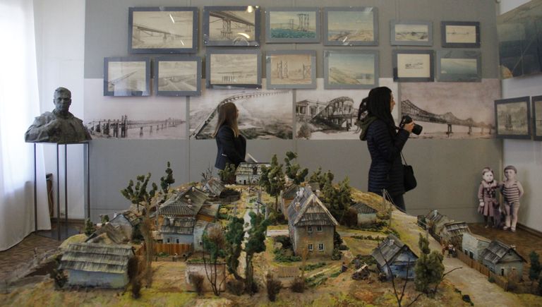 Выставка Крымский мост. Фантастическая реальность в Керчи. На переднем плане: макет района Цементная Слободка в Керчи Выставка Крымский мост. Фантастическая реальность в Керчи. На переднем плане: макет района Цементная Слободка в Керчи