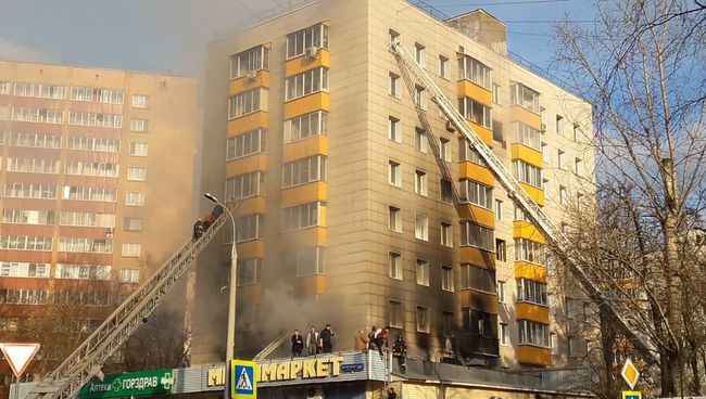 Пожар в жилом доме на ул. Изумрудная в Москве. Архивное фото Пожар в жилом доме на ул. Изумрудная в Москве. Архивное фото