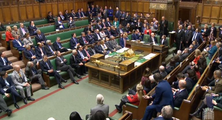 Члены парламента после сообщения о стрельбе на Вестминстерском мосту в Лондоне, Великобритания. 22 марта 2017 Члены парламента после сообщения о стрельбе на Вестминстерском мосту в Лондоне, Великобритания. 22 марта 2017
